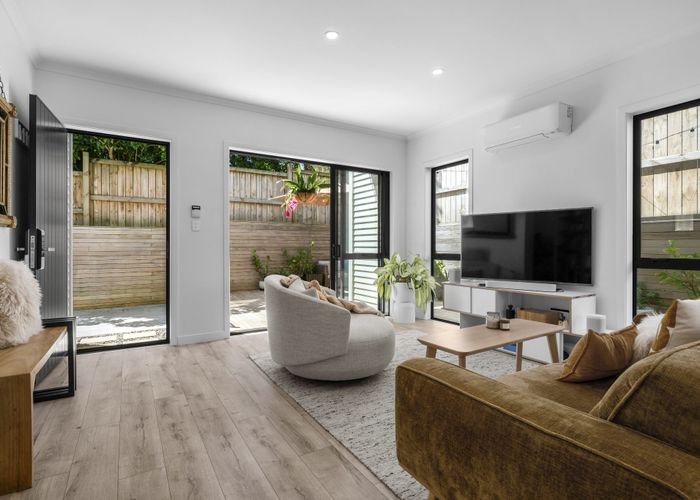  at 562D Beach Road, Rothesay Bay, North Shore City, Auckland