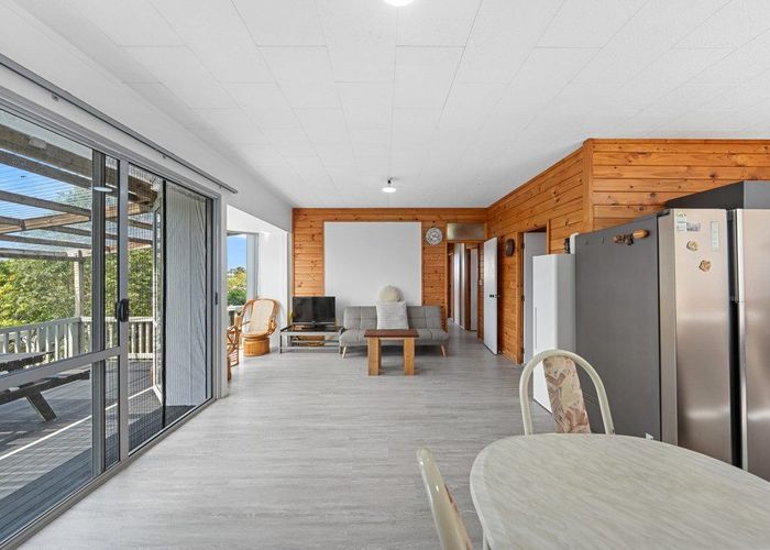  at 8 Grenadine Place, Unsworth Heights, North Shore City, Auckland