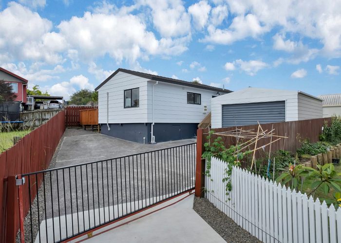  at 2/81 Harmel Road, Glendene, Waitakere City, Auckland