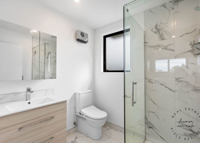  at 4/17 Lowtherhurst Road, Massey, Auckland