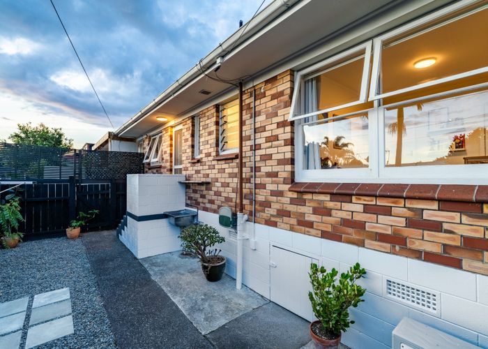  at 2/102 Victoria Street, Onehunga, Auckland City, Auckland