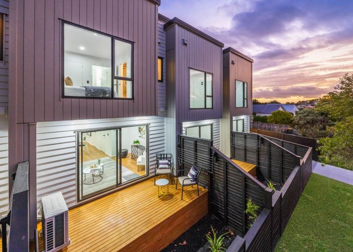  at 2/1 Photinia Place, Botany Downs, Manukau City, Auckland