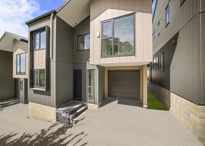  at 584 Beach Road, Rothesay Bay, North Shore City, Auckland