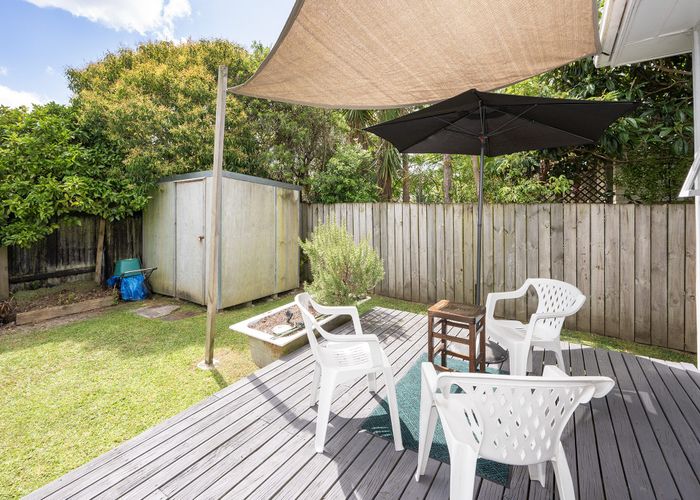  at 2 Riverpark Crescent, Henderson, Waitakere City, Auckland