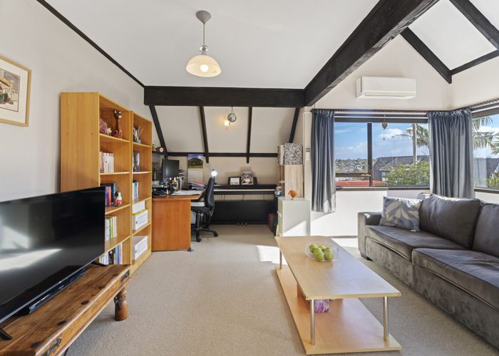  at 6 Photinia Place, Botany Downs, Manukau City, Auckland