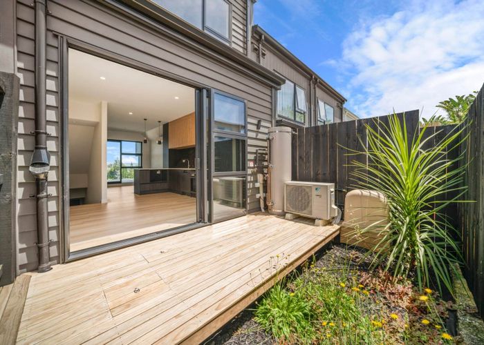  at 2/11 Seaview Road, Glenfield, North Shore City, Auckland