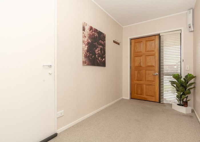  at 8/4 Admiral Crescent, Flagstaff, Hamilton
