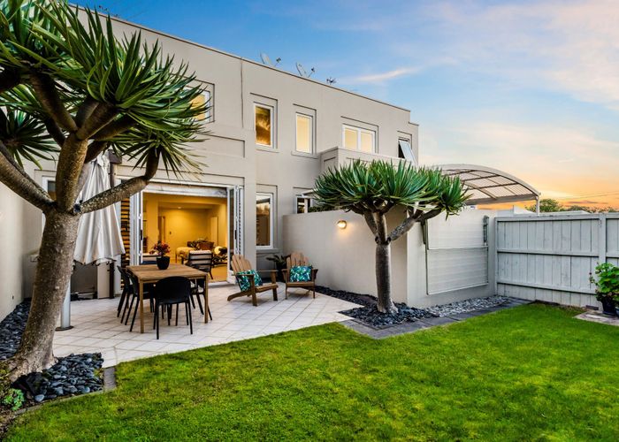  at 2/114 St Johns Road, Meadowbank, Auckland