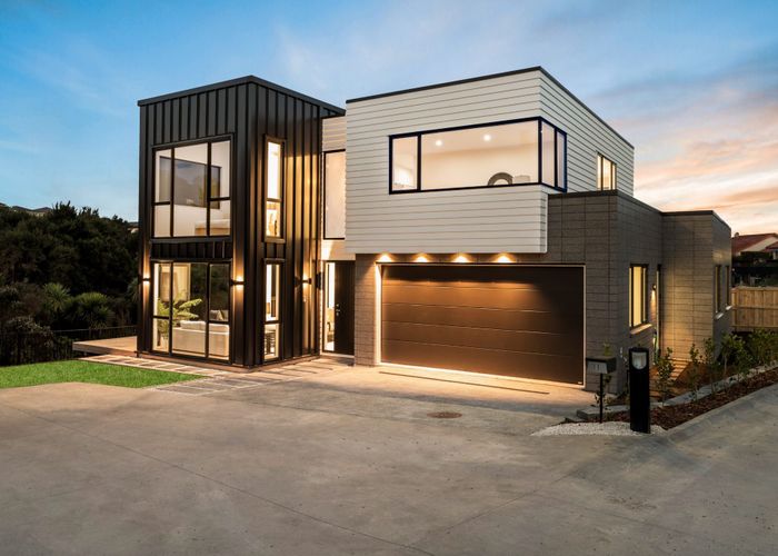  at 16 McMenamin Place, Fairview Heights, Auckland