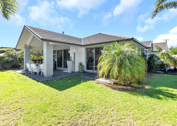  at 2 Paradise Point Place, One Tree Point