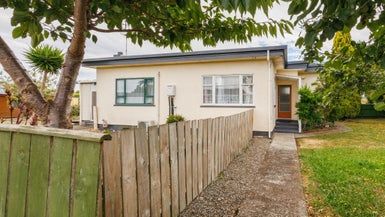 at 2 Hobson Place, Takaro, Palmerston North