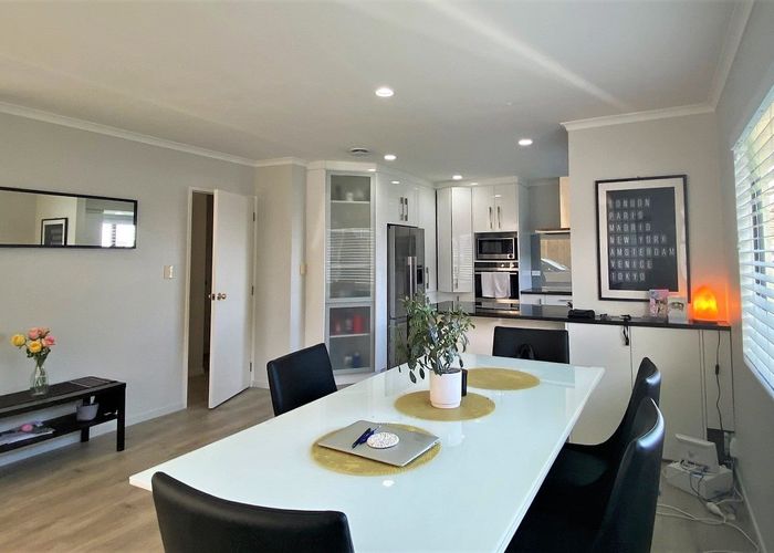  at 2/164 East Coast Road, Forrest Hill, North Shore City, Auckland