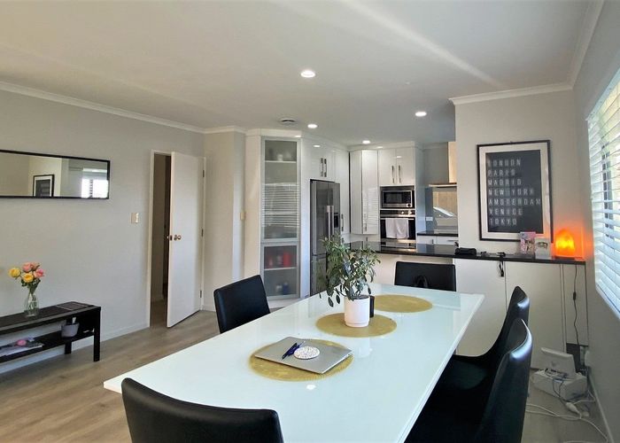  at 2/164 East Coast Road, Forrest Hill, Auckland