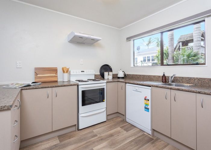  at 2/18 Gloria Avenue, Te Atatu Peninsula, Auckland