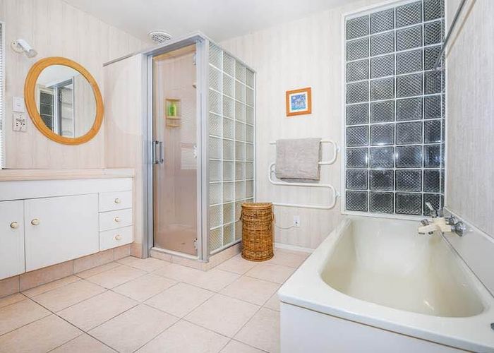  at 2/18 Wairakei Street, Greenlane, Auckland