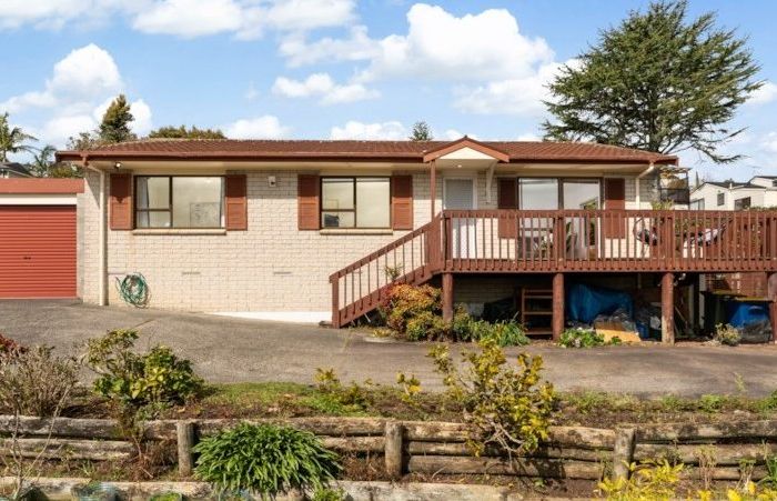  at 2/61 Oaktree Avenue, Browns Bay, Auckland