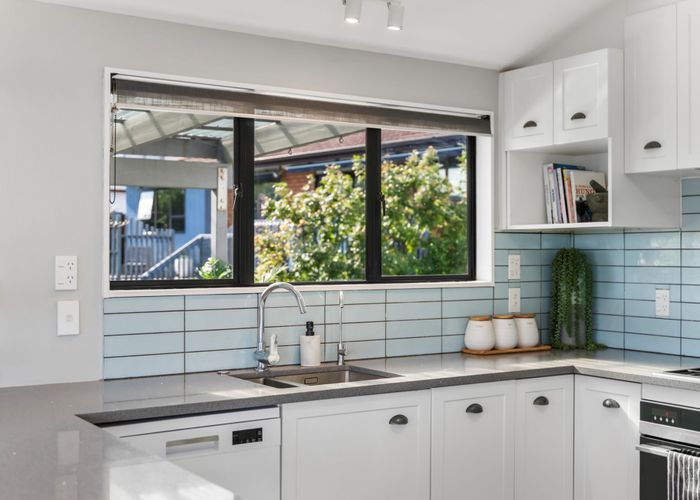  at 2/21 Venus Place, Half Moon Bay, Manukau City, Auckland