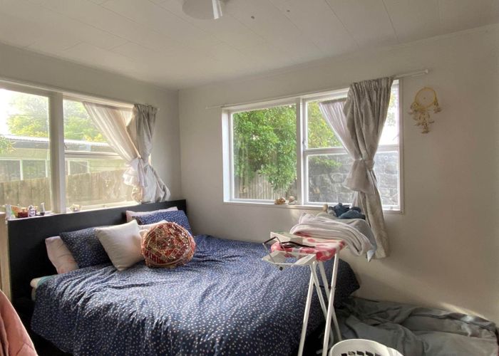  at 1/867 East Coast Road, Northcross, North Shore City, Auckland