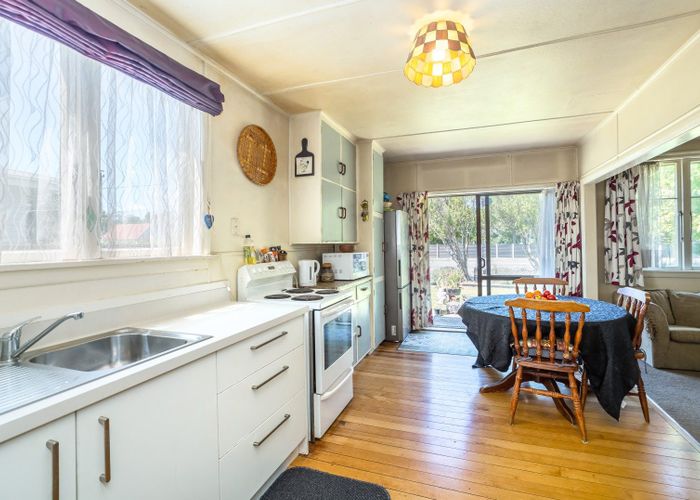  at 286 High Street South, Carterton