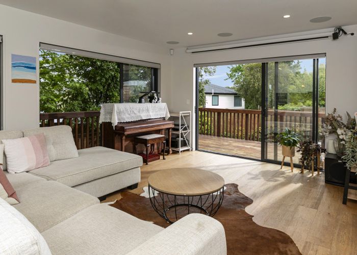  at 8B Dallinghoe Crescent, Milford, Auckland