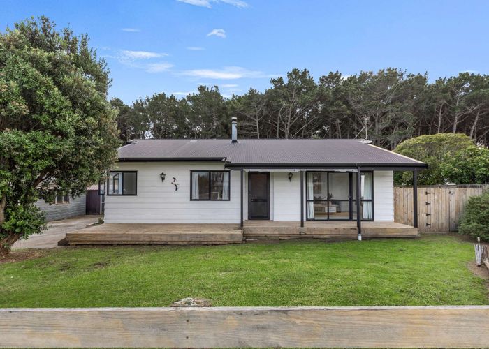  at 9 Cousins Avenue East, Foxton Beach, Horowhenua, Manawatu / Whanganui