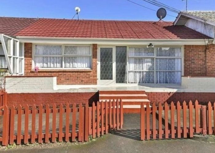  at 2/7 Hill Road, Papatoetoe, Auckland