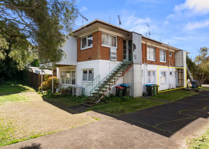  at 2/106 Barrack Road, Mount Wellington, Auckland