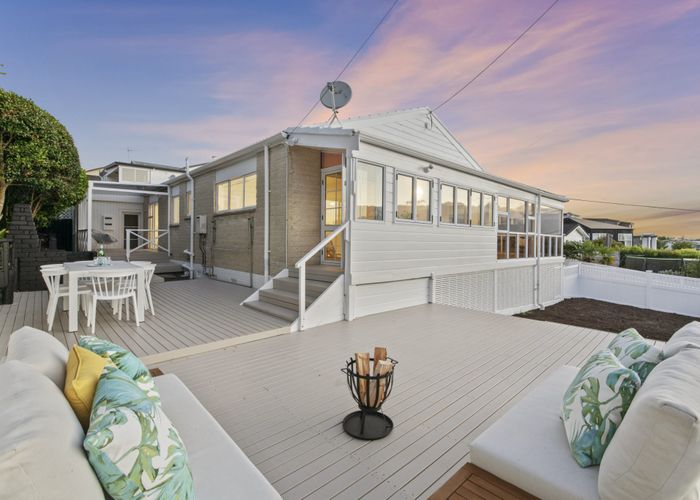  at 2/23 Heathcote Road, Castor Bay, Auckland