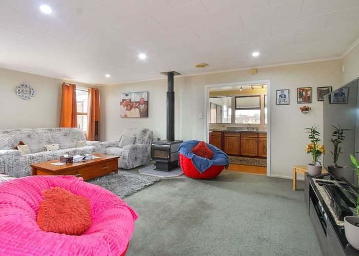  at 33 Metcalfe Road, Henderson, Waitakere City, Auckland