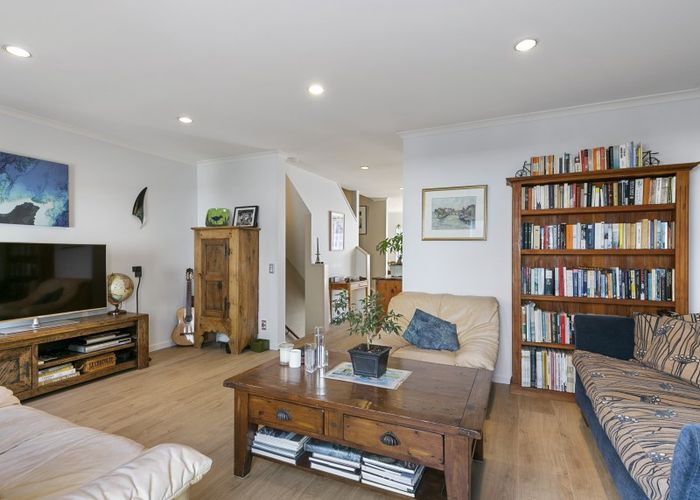  at 2/15 Roxburgh Street, Mount Victoria, Wellington