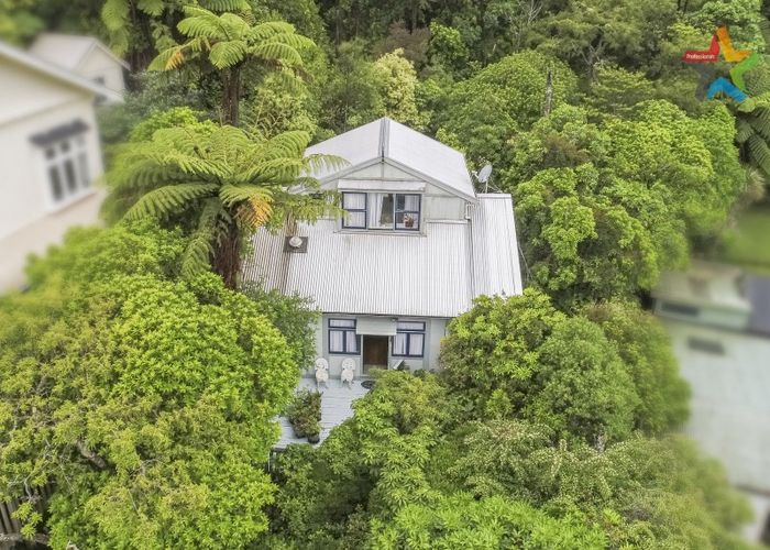 at 32 Ferry Road, Days Bay, Lower Hutt