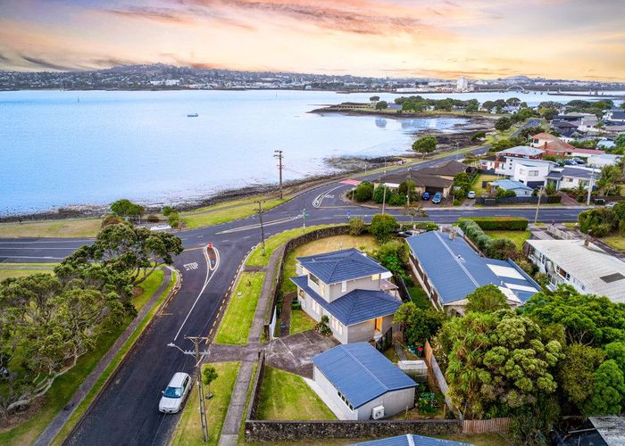  at 2 House Avenue, Mangere Bridge, Manukau City, Auckland