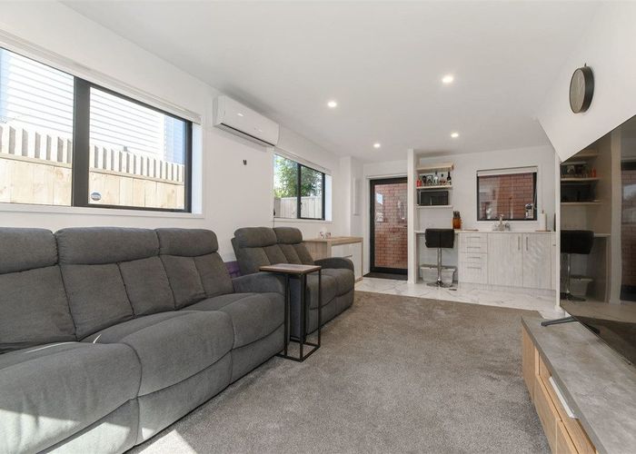  at 2/10 Yeovil Road, Te Atatu Peninsula, Auckland