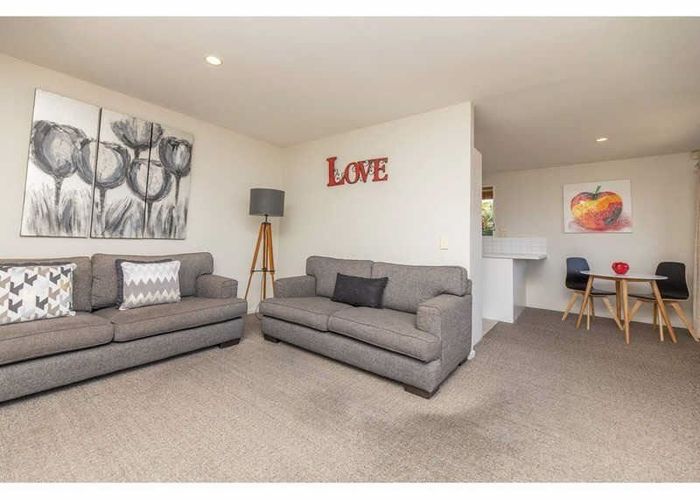  at 2/25 Wainoni Road, Avondale, Christchurch City, Canterbury