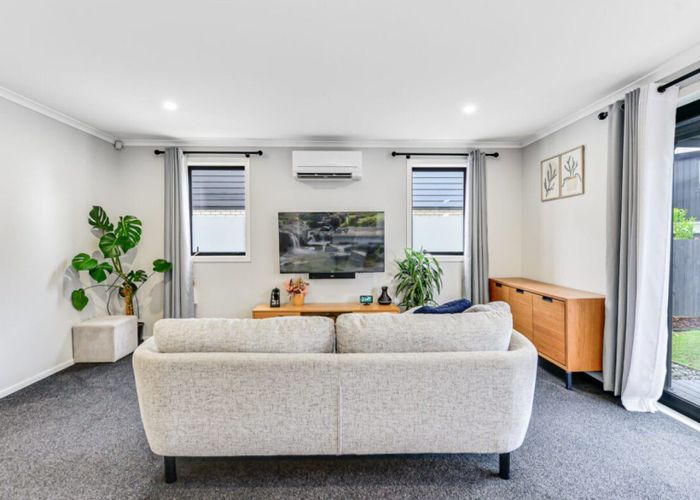 at 2/64 Cabourne Drive, Glenview, Hamilton