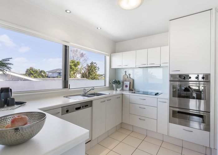  at 2/4 Bruce Street, Northcote Point, Auckland