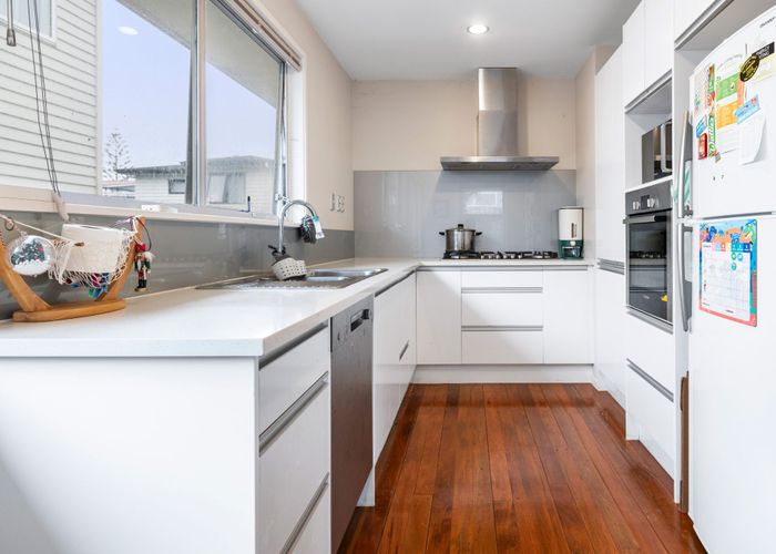 at 27 Normanton Street, Glenfield, Auckland