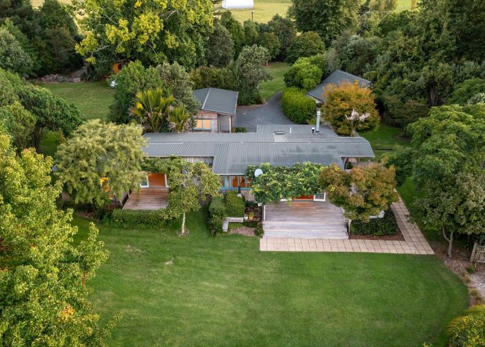 For sale 34 Quinns Road (Two Residences), Clevedon, Manukau City