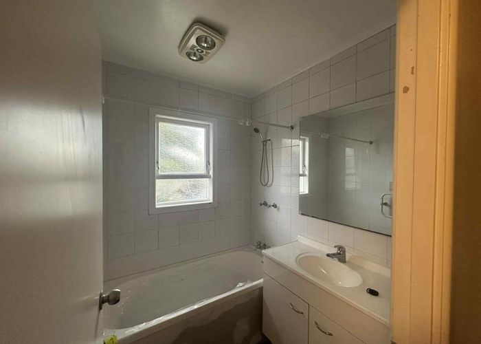  at 210 Lake Road, Northcote, North Shore City, Auckland