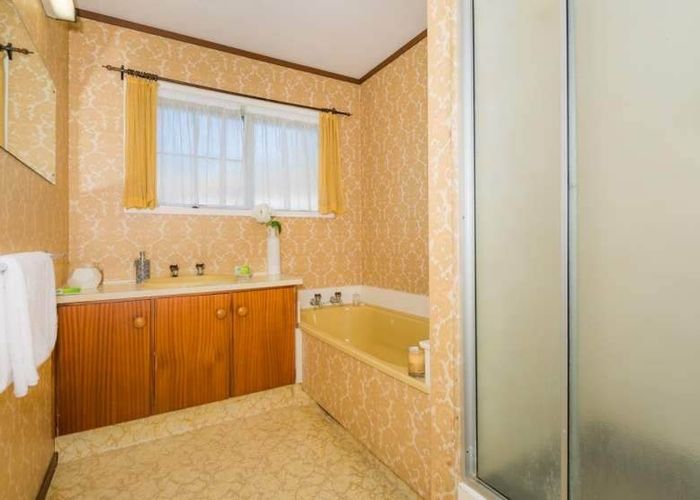  at 1/33 Akoranga Drive, Northcote, Auckland