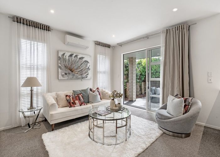  at 5 Howden Lane, Golflands, Auckland