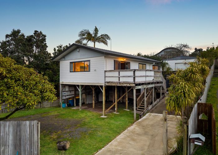 at 4 Lowell Place, Massey, Waitakere City, Auckland