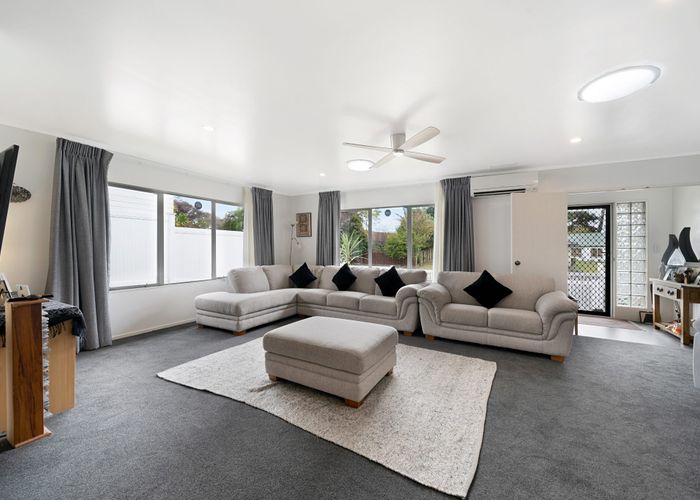  at 15 Lanier Place, Glendene, Auckland