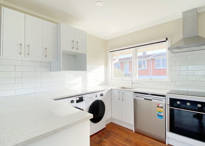  at 2/60 Church Street, Northcote Point, Auckland
