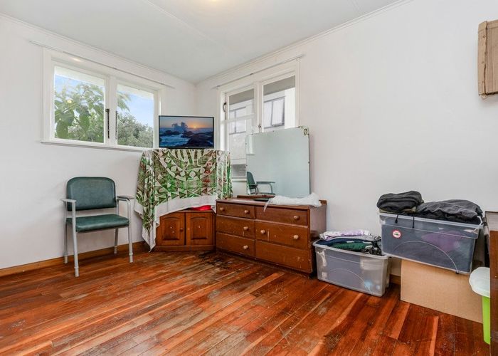  at 21 Farnborough Crescent, Mangere, Auckland