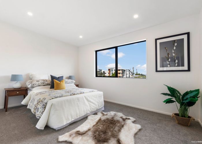  at 2/30 Potter Avenue, Northcote, Auckland