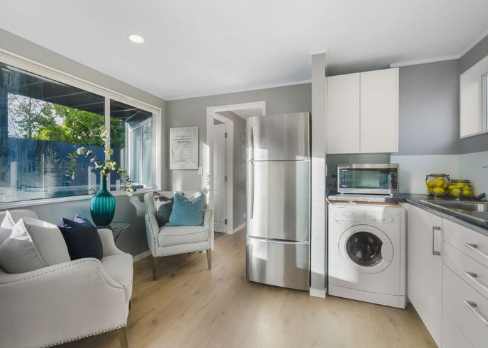  at 2/5 Bruce Street, Northcote Point, Auckland