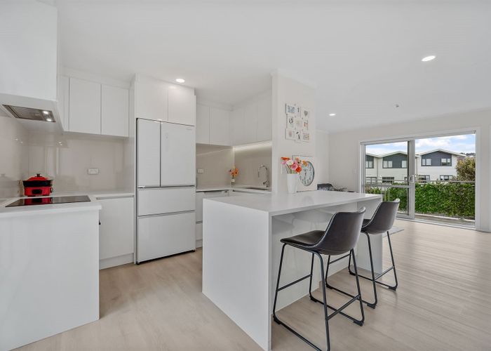  at 2/15 Andersons Road, Oteha, Auckland