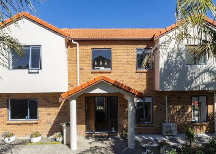  at 13 South Kensington Way, Henderson, Auckland