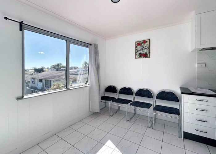  at 2/85 Taumata Road, Sandringham, Auckland